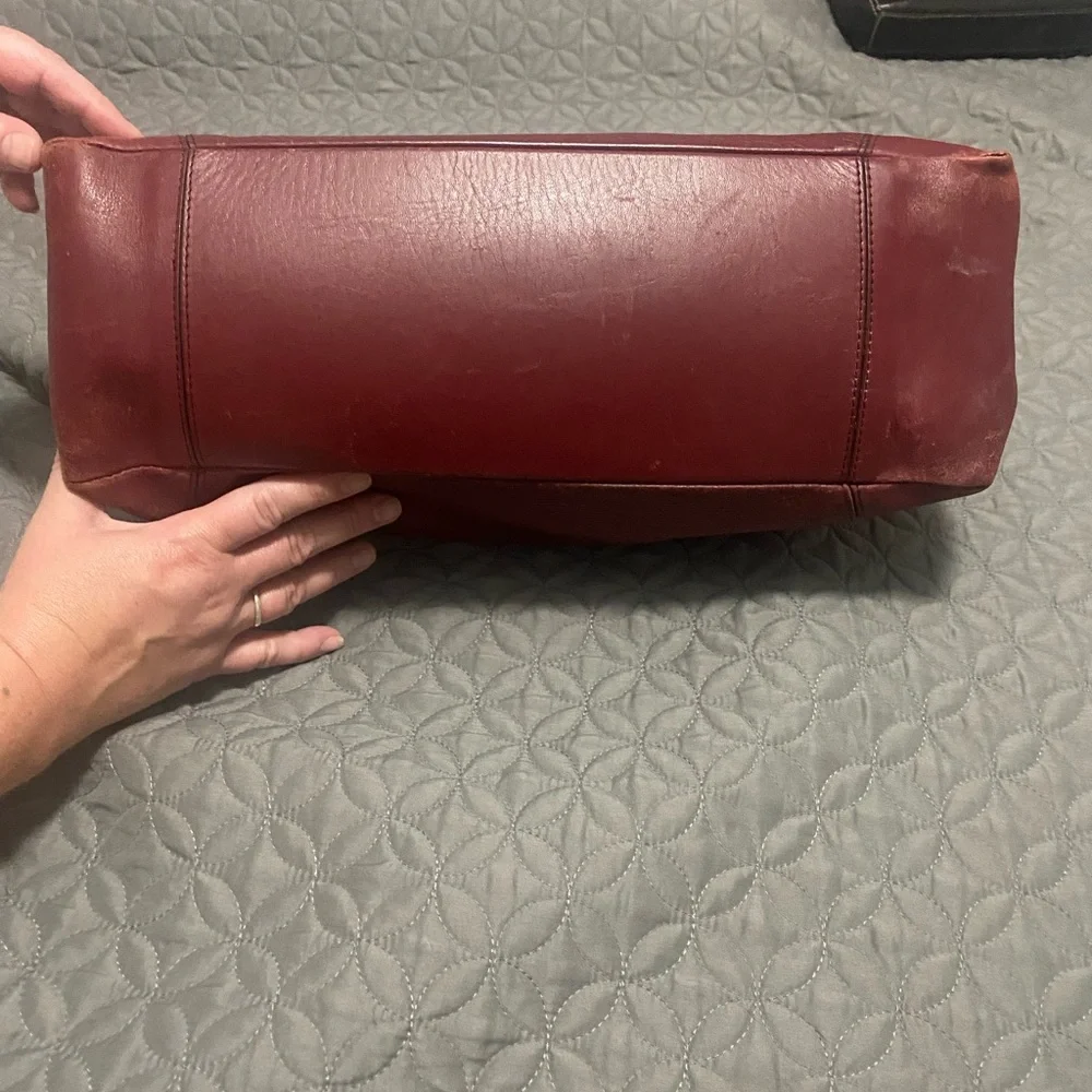 Beautiful maroon purse in great condition. A bit of wear on the strap. - Picture 4 of 7
